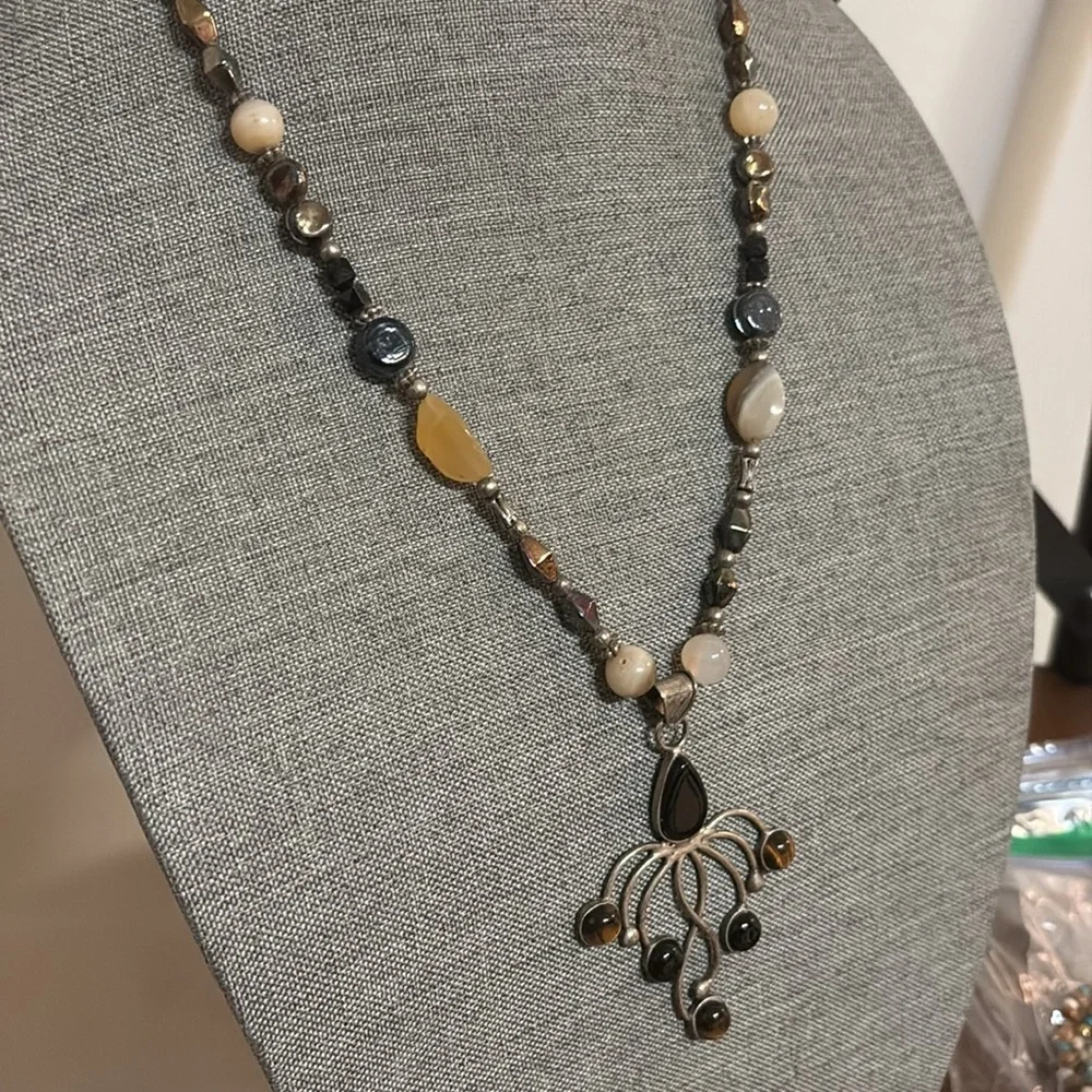 Gala beaded 24 inches necklace silvertone pendant - Picture 4 of 4